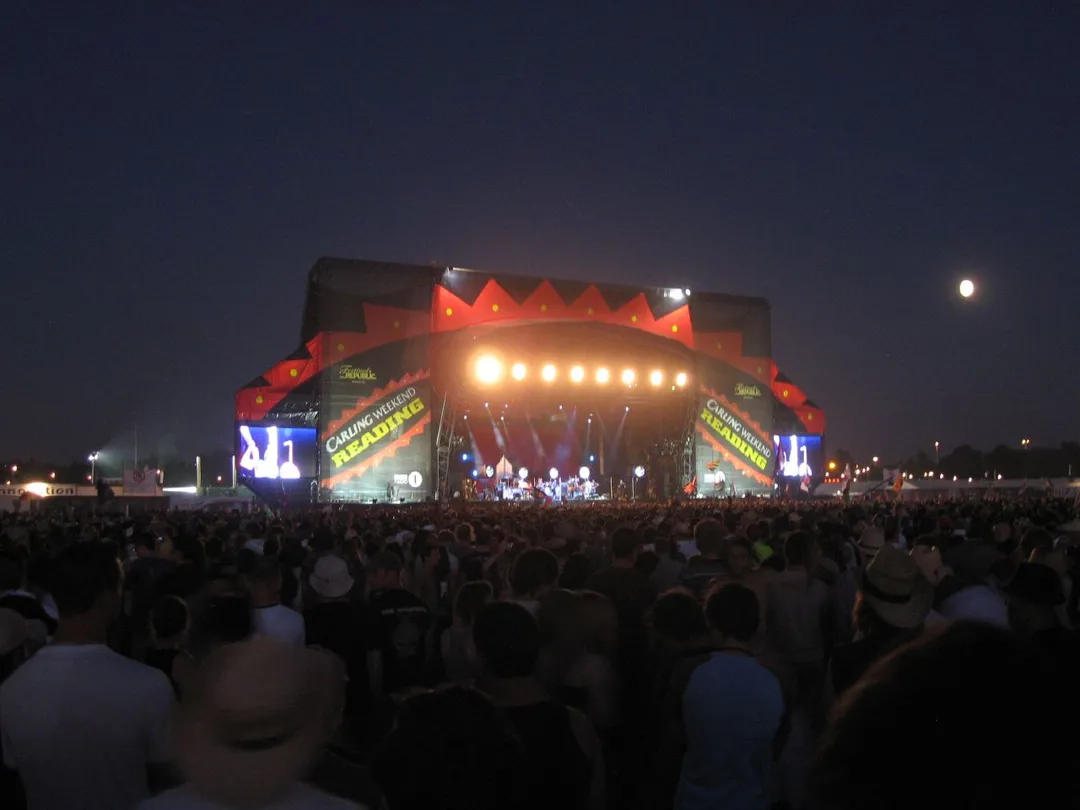 Reading Festival 2007 on the Saturday night: a dense crowd facing the lit main stage under a dark sky.