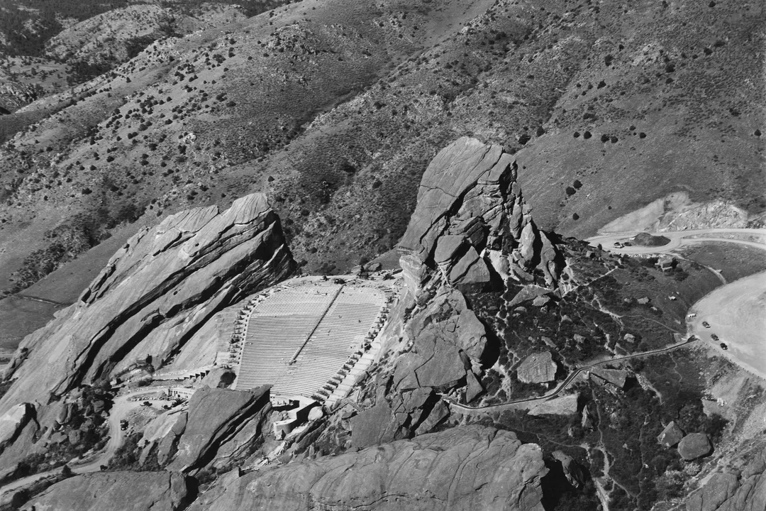 Black-and-white aerial photograph from 1941 of the newly built amphitheatre, its curved rows of seats set into the slope between giant tilted rock formations.